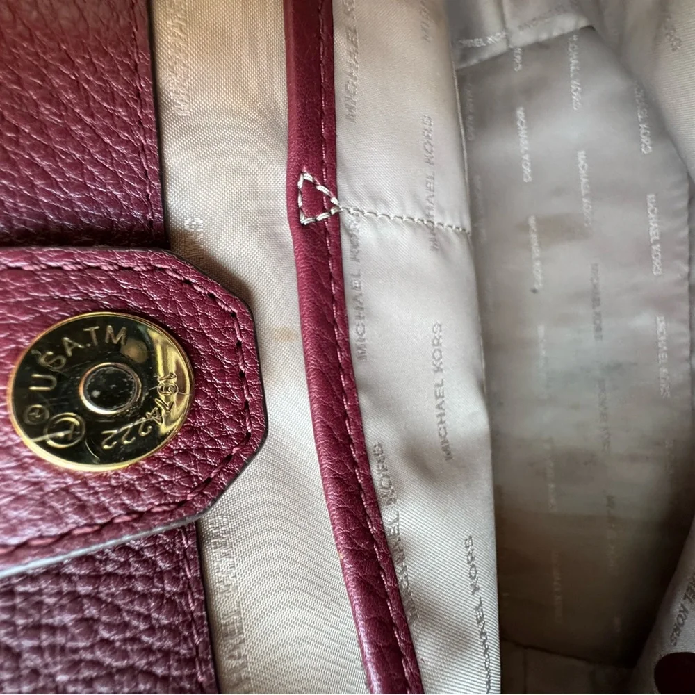 Gorgeous Michael Kors Handbag/Crossbody in very good preloved condition!